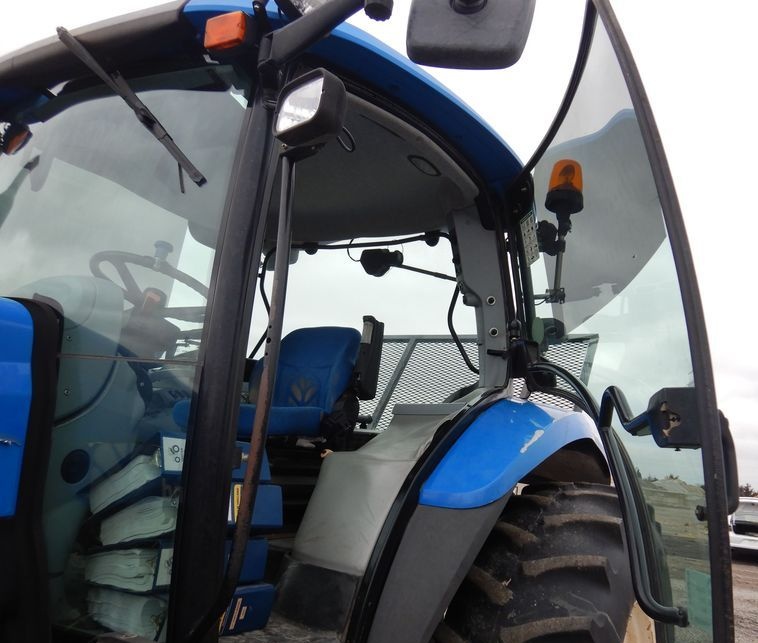 2009 New Holland T6030 - photo 1