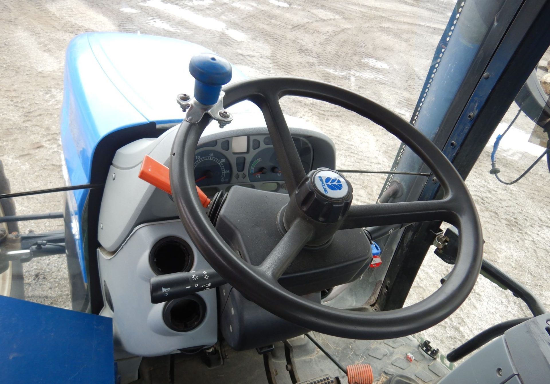 2009 New Holland T6030 - photo 1