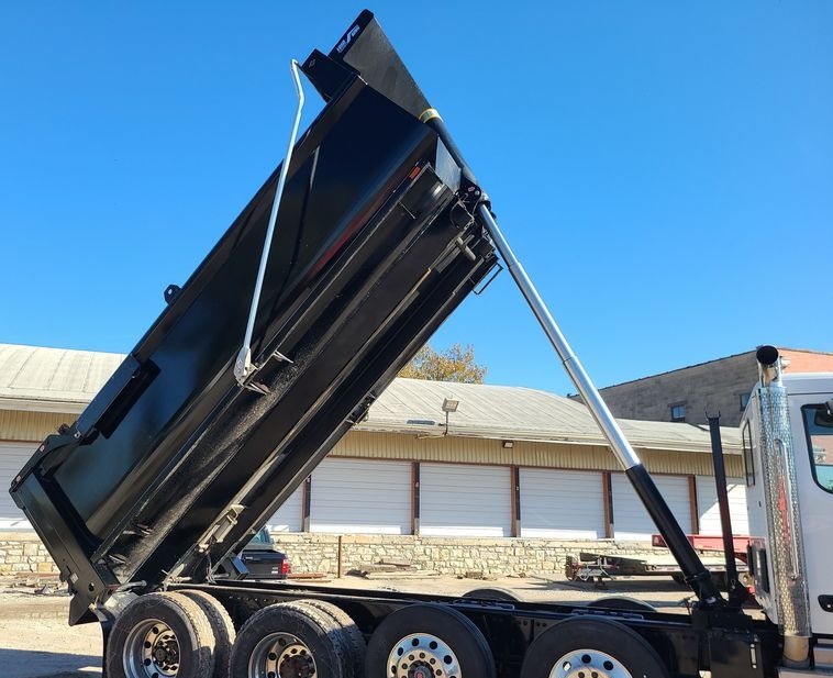 2023 Peterbilt 567 - photo 1