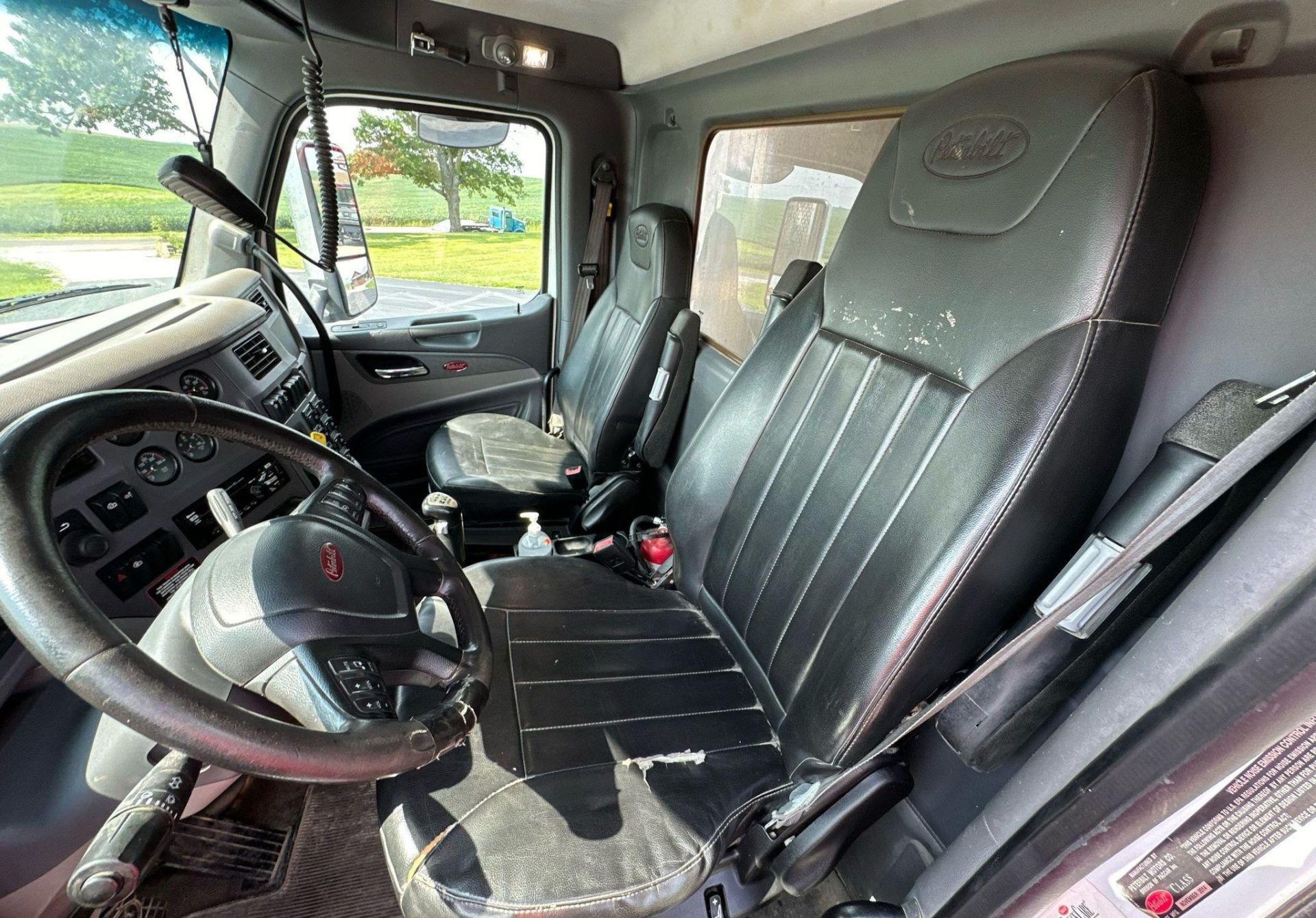 2015 Peterbilt 567 - photo 1