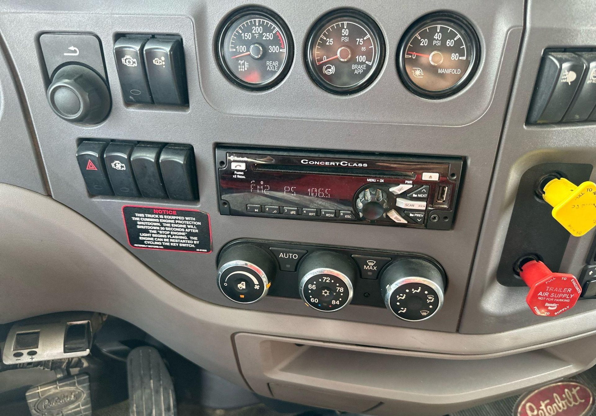 2015 Peterbilt 567 - photo 1