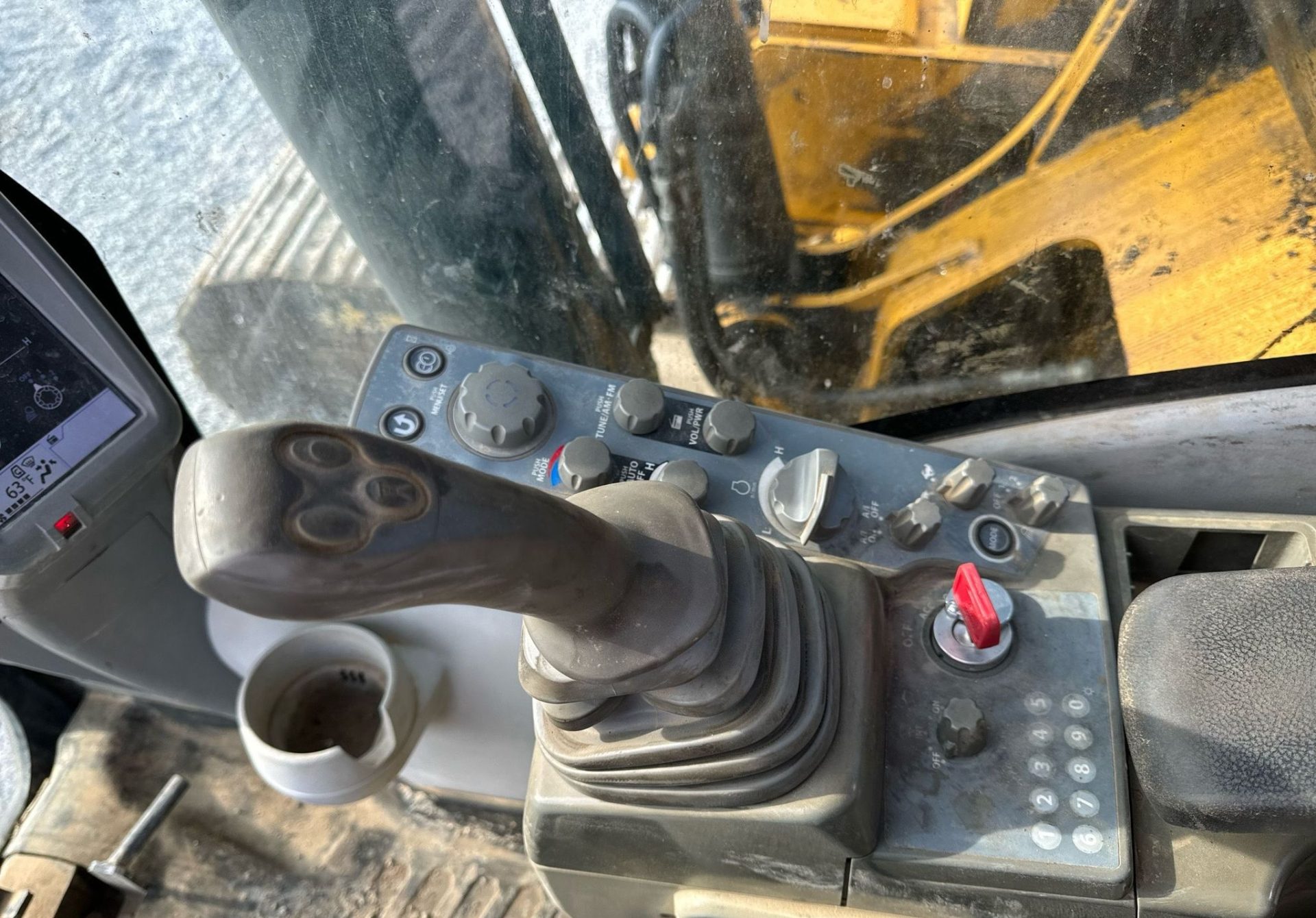 2015 John Deere 250G LC - photo 1